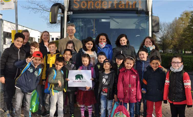 Startklar für die Busfahrt in den Kölner Zoo, hinten von links: Erhard Knauer, Lions Club, Susanne Zwicker, Stadt Meckenheim, Manfred Weizbauer, Lions Club, Schulsozialarbeiterin Barbara Naujoks sowie die beiden Sprachbegleiterinnen Jessica Henzgen und Theresa Schmitten gemeinsam mit den Kindern der „FerienIntensivTrainings – FIT in Deutsch“. Foto: Stadt Meckenheim
