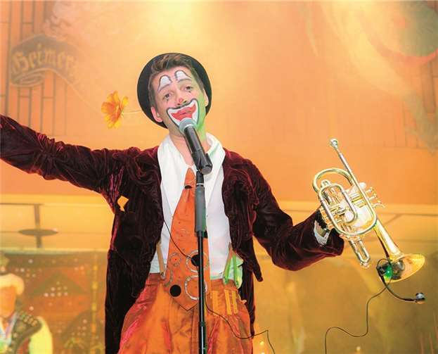 Startrompeter Bruce Kapusta unterhielt das jecke Publikum in der Aula der Georg von Boeselager-Schule.JOST