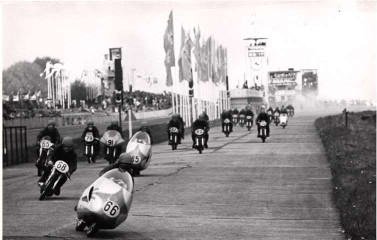 Startrunde der 350er Klasse zum Großen Preis von Deutschland 1955 auf dem Nürburgring. Vorne die Nummer 66 Gustl Hobl.Foto: Archiv Hobl