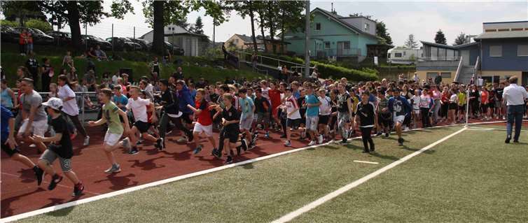 Startschuss: Die erste Runde laufen alle Schüler und Lehrer gemeinsam.Foto: Sandra Rosa