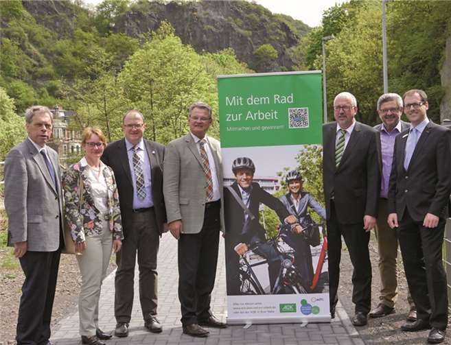 Startschuss der AOK-Mitmachaktion „Mit dem Rad zur Arbeit“ auf dem Fahrradweg in Altenahr. V.l.: Achim Haag Bürgermeister Verbandsgemeinde Altenahr, Simone Böhm stellvertretende Bürgermeisterin Blankenheim, Guido Nisius Verbandsgemeindebürgermeister Adenau, Günter Rosenke Landrat des Kreis Euskirchen, Michael Vitten Marketing AOK, Werner Willems Kreisverwaltung Ahrweiler und Thomas Theisen Volksbank RheinAhrEifel.privat