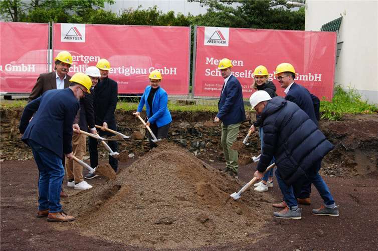 Startschuss für das neue Schöppche: Beim ersten Spatenstich legten Vertreter der Wirtgen-Stiftungen, des Caritasverbandes, der Stadt Neuwied und des Bauunternehmens Mertgen selbst Hand an.Foto: Felix Banaski