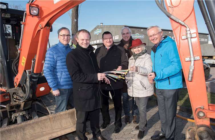Startschuss für den Glasfaserausbau. Im November werden den Gewerbetreibenden dann bis zu 500 Mbit/s zur Verfügung stehen. Zufrieden sind: Udo Engel von den SWN, OB Jan Einig, SWN-Chef Stefan Herschbach, Frank Wolsdorf und Brigitte Ursula Scherrer vom Wirtschaftsforum sowie Landrat Achim Hallerbach.Stadtwerke Neuwied