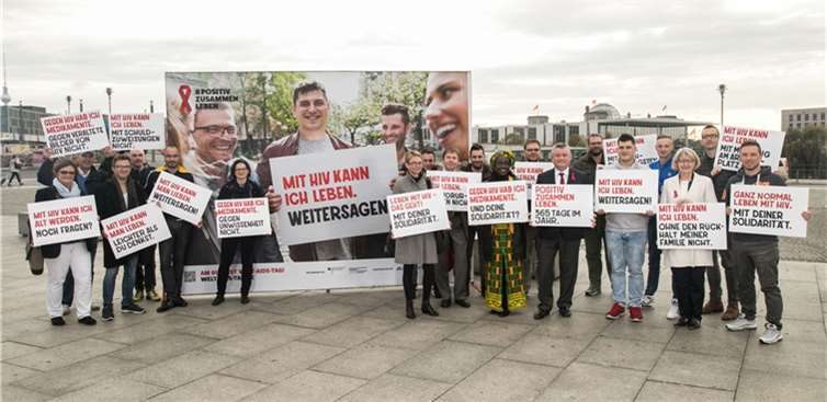 Startschuss für die Infokampagne zum Welt-AIDS-Tag auf dem Washington-Platz in Berlin. Foto: © Sandra Kühnapfel
