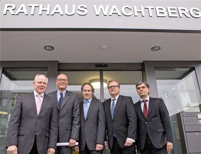 Startschuss für die enewa Wachtberg mit (von links) Bürgermeister Theo Hüffel, STAWA-Vorstand Dr. Christian Becker, enewa-Geschäftsführer Jörg Ostermann, enewa-Geschäftsführer Dr. Ulrich Bammert und Gemeindewerke Wachtberg AöR-Vorstand Volker Strehl. Volker Jost