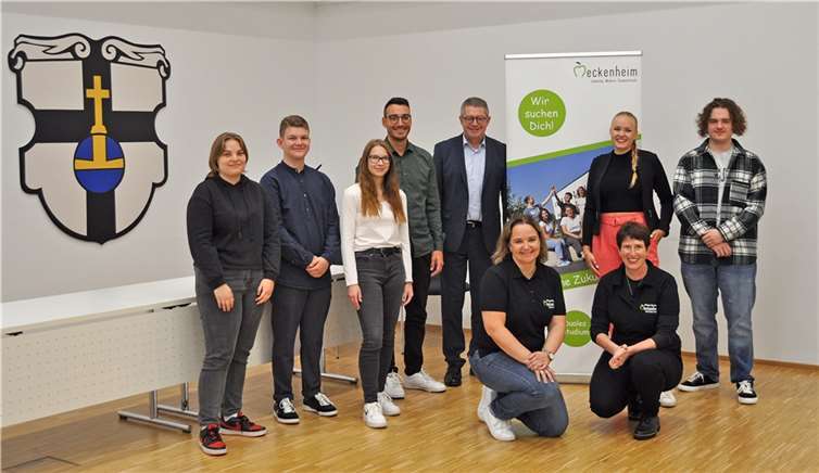 Startschuss für die neuen Nachwuchskräfte im Ratssaal, von links: Maya Gaab, Jan Thoma, Sarah Weißensee, Nils Kastenholz , Erster Beigeordneter Hans Dieter Wirtz, Ausbildungsbeauftragte Silke Grohs, Fachbereichsleiterin Personal Britta Röhrig, Lisa Schmucker und Marco Vorreyer. Nicht auf dem Bild: Hülya Bilen. Foto: Stadt Meckenheim