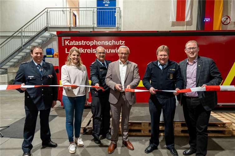 Startschuss für eine moderne Einrichtung für den Krisen- und Katastrophenschutz (v.l.n.r.): stellv. Brand- und Katastrophenschutzinspekteur (BKI) Jörg Alfter, Christina Dittrich (Prokuristin Planungsbüro Dittrich), stellv. BKI Volker Lemgen, Landrat Achim Hallerbach, BKI Holger Kurz, Kreisbeigeordneter Philipp Rasbach sowie zahlreiche Bürgermeister und Vertreter der Blaulichtfamilie nahmen an der Eröffnung teil. Foto: Martin Boden