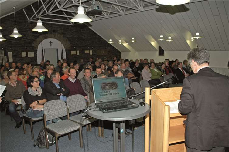 Startschuss in die Jubiläumsfete: Im Sitzungssaal des Rathauses gab es großen Andrang. BL