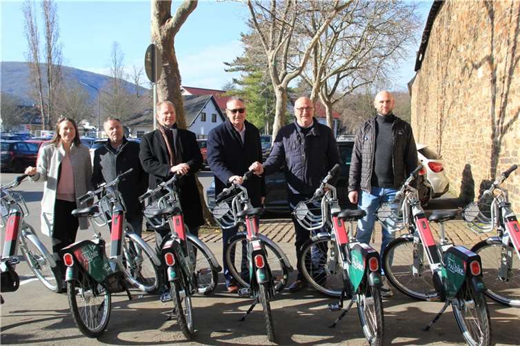 Startschuss: (von links) Landrätin Cornelia Weigand, Friedhelm Münch, Stephan Pauly, Peter Diewald, Jürgen Schwarzmann und Jonas Löhr. Fotos: GS