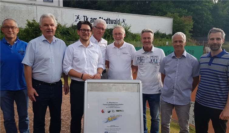 Startschuss zu den 12. Offenen Rheinbacher Tennis-Stadtmeisterschaften mit dem Schirmherrn Bürgermeister Stefan Raetz (2. v.l.). Foto: priat