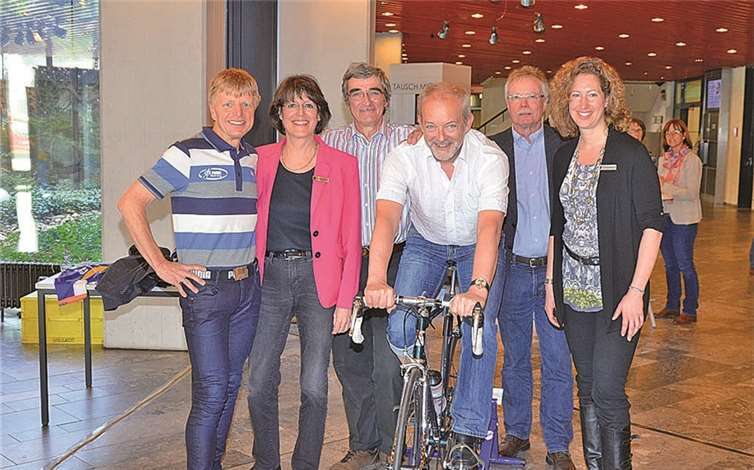 Startschuss zu den Aktionswochen (n. l.): Thomas Eickmann (LAZ Puma Rhein-Sieg), Kreisdirektorin Annerose Heinze, Joachim Hofferek (Radfahrverein 1894 Siegburg e.V.), Gesundheitsdezernent Hermann Allroggen, Dr. Bernd Ehrich (Leiter des Kreisgesundheitsamtes) und Simone Reddmann (Betriebliche Gesundheitsförderung). Rhein-Sieg-Kreis