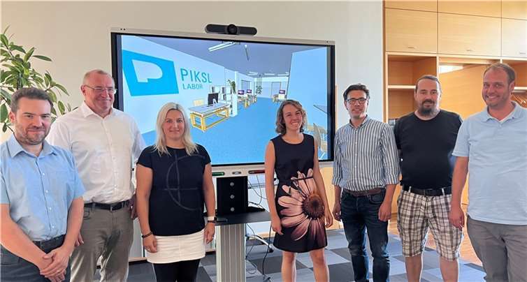 Startschuss zur Digitalen Teilhabe im Landkreis MYK: In einem sogenannten PIKSL-Labor wird Menschen in der Region künftig eine bedarfsgerechte Anlaufstelle geboten, in der digitale Teilhabe ermöglicht wird. Ein Team um Sabrina Wagner (3.v.l.), Stabsstelle Unternehmensentwicklung der Barmherzigen Brüder Saffig und Bernhard Spelten (r.) vom PIKSL-Betreiberunternehmens „In der Gemeinde leben gGmbH (IGL)“ aus Düsseldorf, hat mit der konkreten Planung zur Umsetzung am Standort Andernach begonnen. Foto: Barmherzige Brüder Saffig