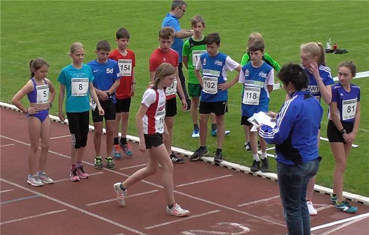 Startvorbereitung zum 2000 m-Lauf der U16; mit dabei Josi Balles.privat