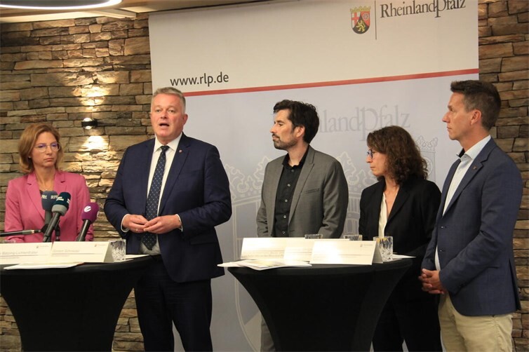 Statements für die Medien: (von links) Sabine Bätzing-Lichtenthäler, Gordon Schnieder, Sven Teuber, Cornelia Weigand und Pascal Rowald
