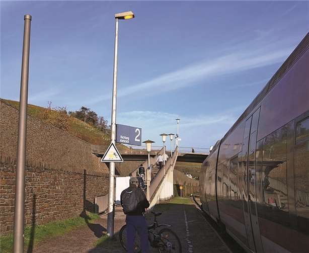 Station Ahrweiler Markt: Treppe als Barriere, keine Informationstafel, dafür tagsüber beleuchtet. WITE
