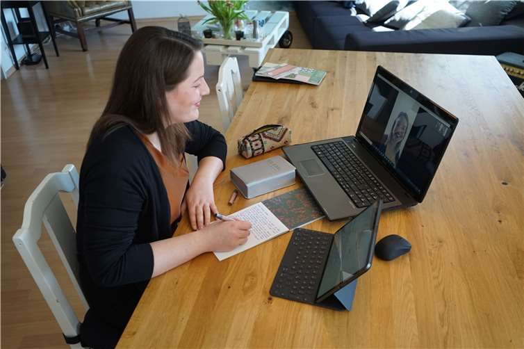 Statt Hausbesuche zu machen, schreibt eine Zeugin Jehovas einen Brief.Foto: JZ