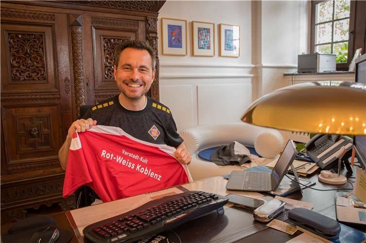 Statt Hemd und Sakko waren am bundesweiten Trikottag beim Koblenzer Oberbürgermeister David Langner stellvertretend für die Koblenzer Sportvereine die Trikots der TuS Koblenz und des FC Rot-Weiß Koblenz angesagt.  Foto: Stadt Koblenz/Andreas Egenolf