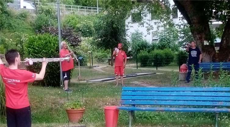 Statt Minigolf wurde auf dem Platz geblasen und getrommelt. Foto: privat