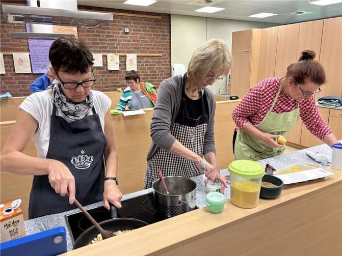 Statt Schülerinnen und Schüler eroberte jüngst die Generation 50+ sowie Seniorinnen und Senioren die Lehrküche des Schulzentrums Mülheim-Kärlich. Foto: VG Weißenthurm / Nina Ketzner