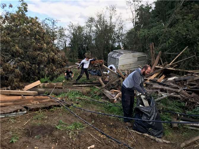 Statt Wandertag packten die Schüler der IGS Kastellaun tatkräftig bei der Beseitigung von Anschwemmungen in den Sinziger Ahrauen an.Foto: IGS Kastellaun