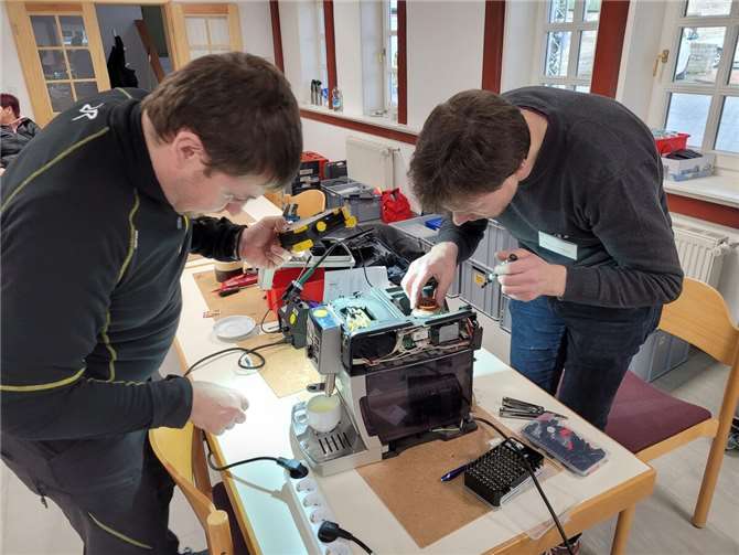 Statt defekte Geräte direkt zu entsorgen, setzen immer mehr Menschen auf das Repair-Café der Hochschule Koblenz. Foto: Hochschule Koblenz, Lothar Kirschbauer