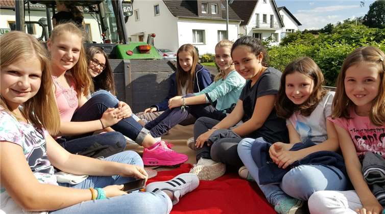 Statt des regulären Trainings erwartete die Tänzerinnen der Juniorenprinzengarde zum Beginn der Ferien ein Grillfest. privat