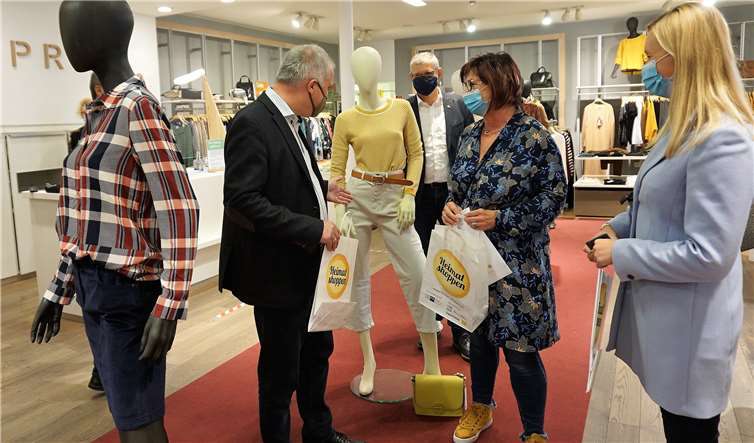 Statt echter Modenschau schickte der Esprit-Shopwegen Corona Schaufensterpuppen auf den Laufsteg