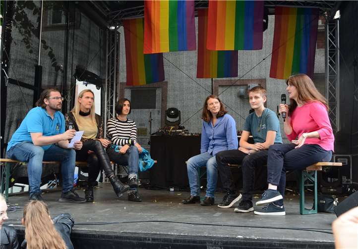 Ein CSD zwischen Politik und Party Statt einer politischen Diskussionsrunde fand eine Expertenrunde zum Thema „Gender Mainstreaming in der Praxis“ statt.