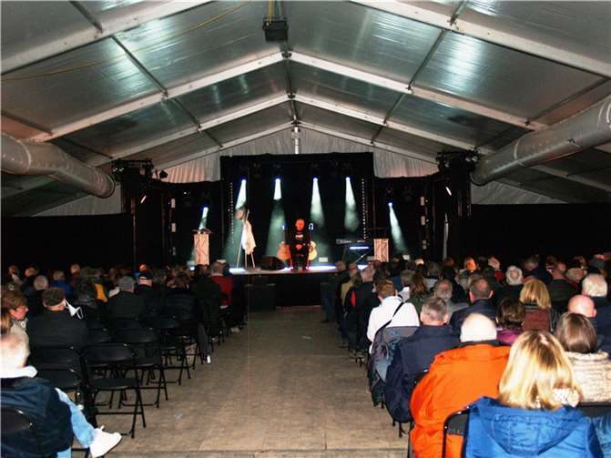 Bernd Stelter in Bad Neuenahr: „Ich bin so glücklich, hier zu sein“ Statt im festlichen Barocksaal fand das Gastspiel des Comedians im Kurpark-Zelt statt. Fotos: SCHÜ