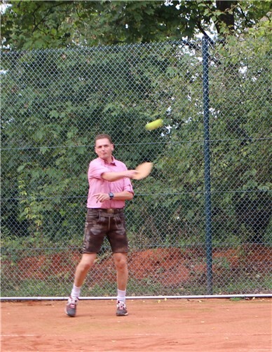 Statt mit einem normalen Tennisschläger wurde mit einem Holzbrett gespielt.