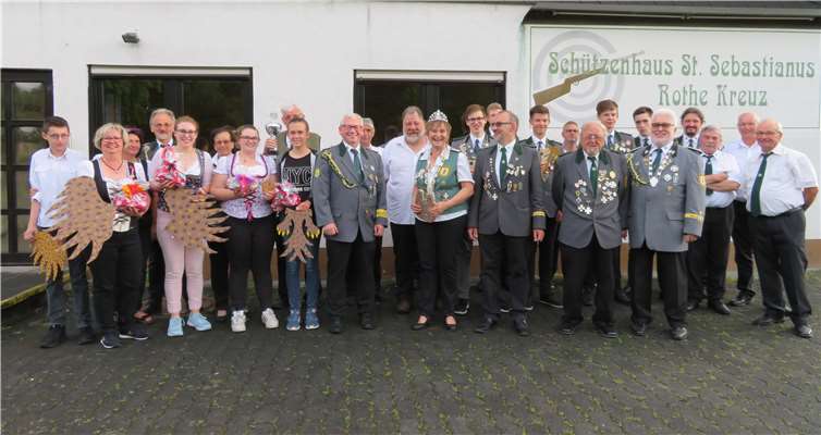 Statt wie sonst auf einen Adler zu schießen, ließen es sich die Damen nicht nehmen, ihren eigenen „Adler„ zu kreieren.Foto: privat