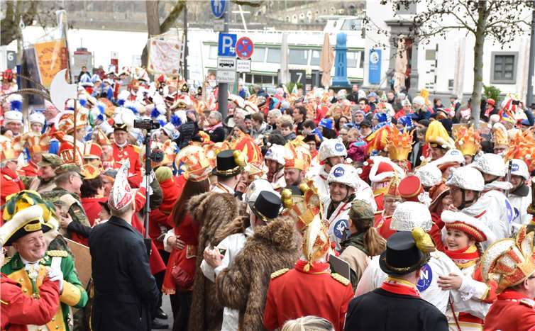 Statt zu kämpfen, ertanzten sich die Narren den Sieg über die Bundeswehrstreitkräfte, die dadurch in völlige Konfusion gerieten.
