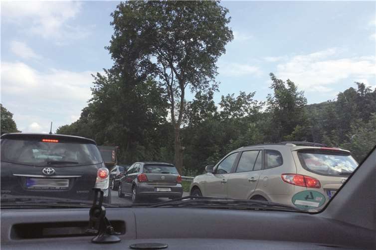 Stau vor Bad Breisig. Ein Ärgernis für Autofahrer in diesen Wochen. Fotos: Red.
