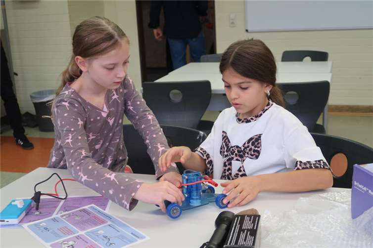 Lustige bunte Windräder schnurrten im Physikraum Staunen, Tüfteln, wissbegierige Konzentration und Kinderlachen erfüllten auch in diesem Jahr wieder die Physikräume des Städtischen Gymnasiums Rheinbach beim zdi-Tag, der dieses Mal unter dem Motto „Mit Energie in die Zukunft“ stand. Foto: privat