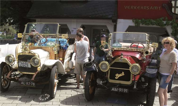 Staunen und mit dem historischen Automobil für ein Foto posieren stand beim Oldtimer-Treffen im Mittelpunkt des Geschehens. -TE-