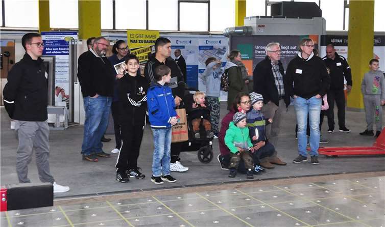 Staunende Blicke bei den großen und kleinen Besuchern.