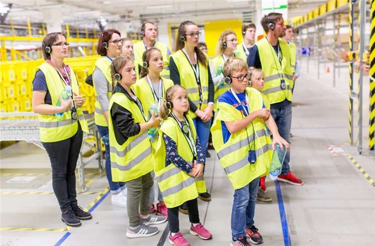 Staunende Gesichter bei der Tour durch das Logistikzentrum im Rahmen der Preisverleihung.