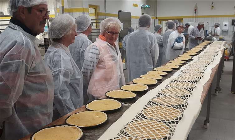 Staunende Teilnehmer bei der Apfelriemchenkuchenherstellung.Foto: privat