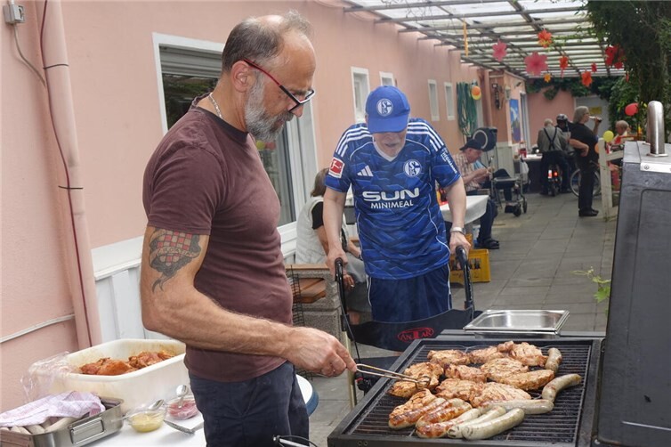 Steaks und Würstchen kamen vom Grill. Dazu gab es von der Küche zubereitete feine Salate.