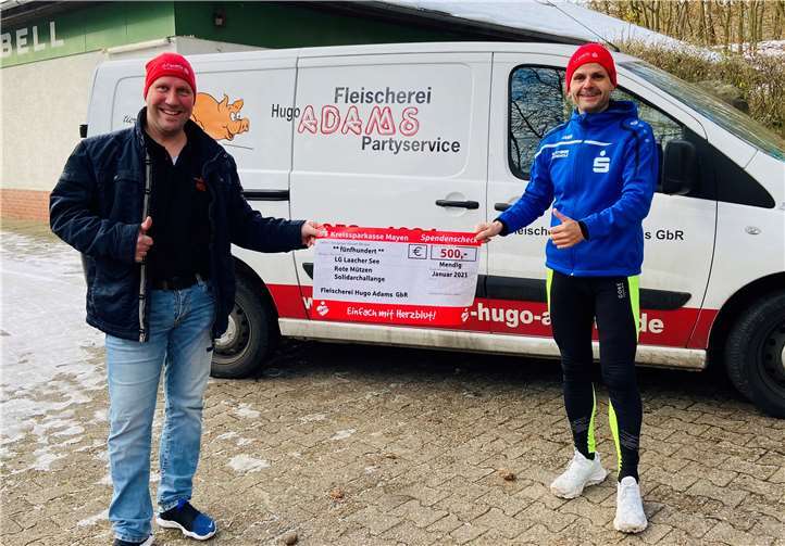 Fit durch die Krise – jetzt geht es um die Wurst Stefan Adams bei der Spendenscheckübergabe anlässlich der roten Mütze Solidarchallenge Michael Krämer.