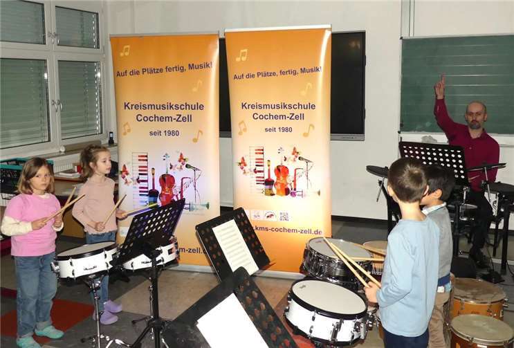 Stefan Andrae, pädagogischer Leiter der Kreismusikschule Cochem-Zell, präsentierte zusammen mit seinem jungen Ensemble den ersten Übungsgig.