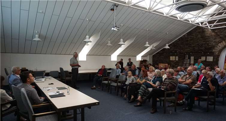 Stefan Backes stellte die Pläne für die Gestaltung der Ahrmündung vor.Fotos: ROB