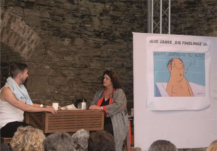 Stefan Bau und Christiane Brühl im Sketch „Das Frühstücksei“ feierten gemeinsam mit dem Publikum 10 Jahre „Die Findlinge“.