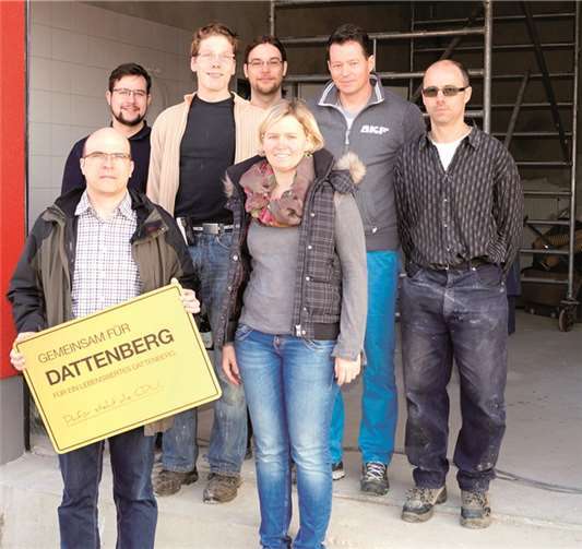 Stefan Betzing (1.v.l.), Anna Schneider (vorne) und Heiko Grathoff (2.v.r.) besuchten die Feuerwehrmänner in ihrem zukünfigen Domizil.privat