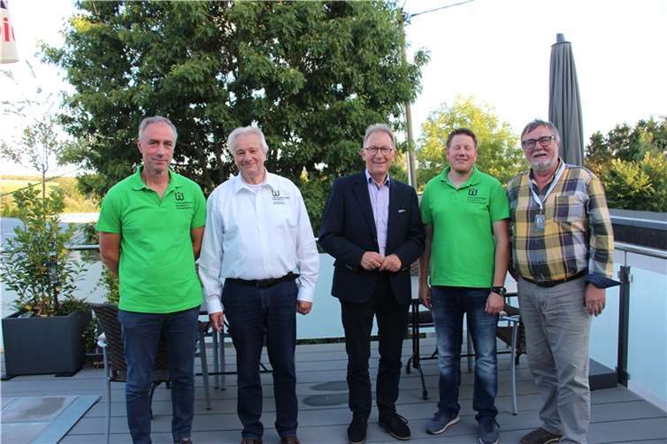 Stefan Boden Uwe Werner Erwin Rüddel Martin Werner Adalbert Fuchs (v.l.). Foto: Kreiswaldbauvereins Neuwied e.V.