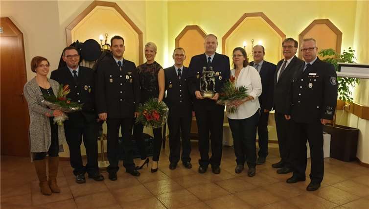 Stefan Büchel (2.v.l.), Kai Schwindenhammer (3.v.l.) und Markus Kirsten (6.v.l.) wurden für ihre langjährige Mitgliedschaft mit Feuerwehrehrenzeichen des Landes Rheinland-Pfalz ausgezeichnet. Es gratulierten Wehrleiter Jörg Schrömges (r.), Bürgermeister Klaus Bell (2.v.r.), Feuerwehrsachbearbeiter Michael Löb (3v.r.) und Wehrführer Dirk Schwindenhammer (6.v.r.). Für die Partnerinnen der Feuerwehrmänner gab es Blumen..Foto: Feuerwehr Plaidt