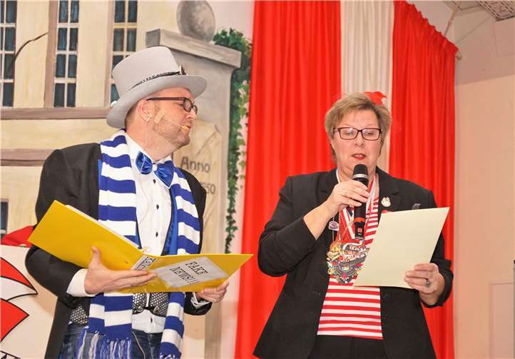Stefan Butscheid als „Ritzenbauer“, assistiert von der Bürgermeisterin Petra Kalkbrenner.