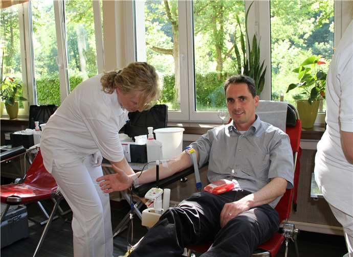 Stefan Canz (Freiwillige Feuerwehr Bad Ems) bei der 49. Spende.