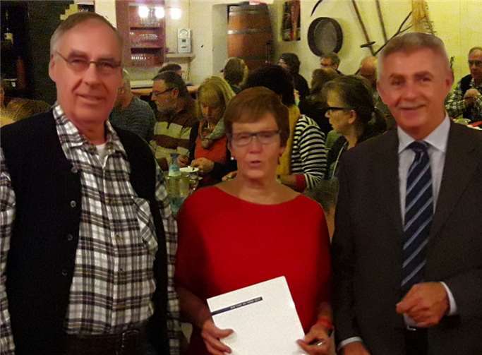 Stefan Dören (links) und Andreas Peifer (rechts) ehrten Brigitte Lenz für 20-jährige Mitgliederschaft.Foto: privat