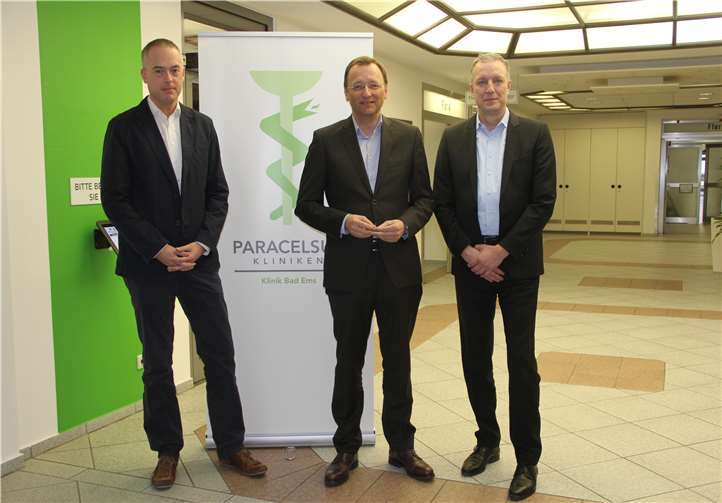 Stefan Düvelmeyer, Josef Oster und Stefan Begemann im Gespräch über die Zukunft der Bad Emser Paracelsus-Klinik (v.l.). Büro Oster